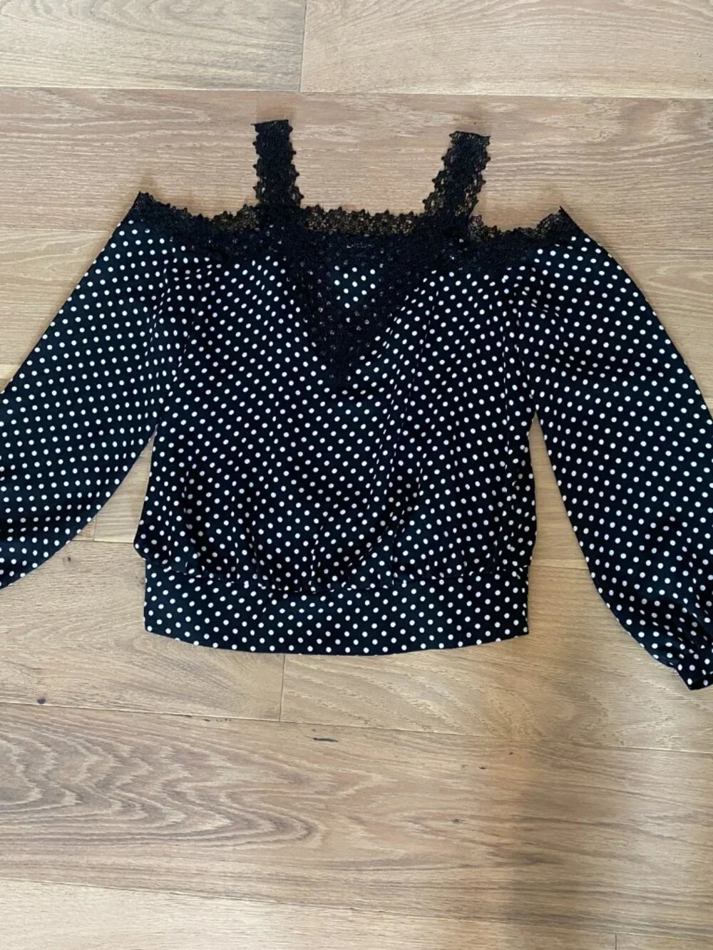 Bebe Polka Dot Print Lace Cold Shoulder Top Size XL - Picture 4 of 11